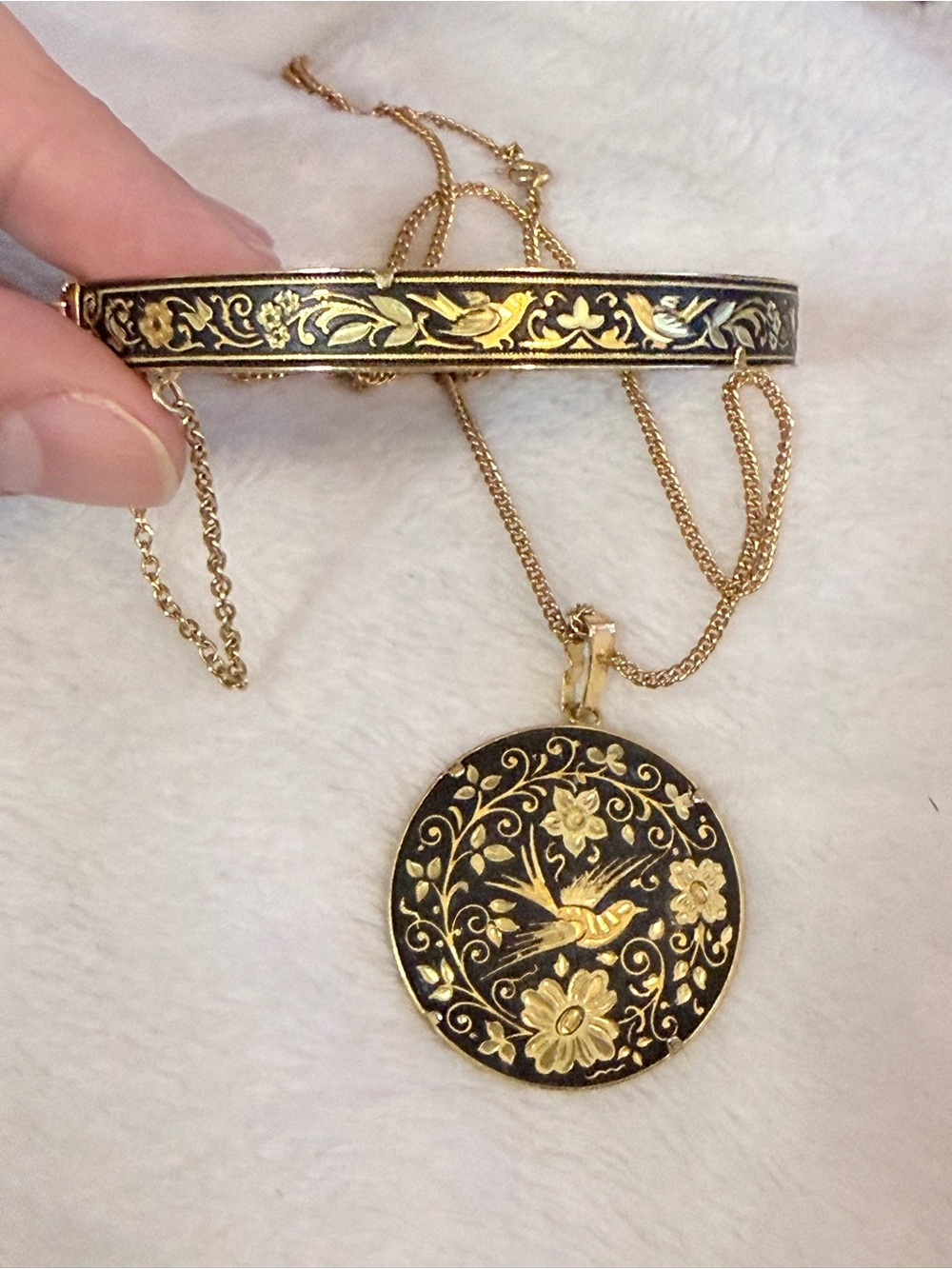 Gold and Black Floral Bird Pendant Necklace Set